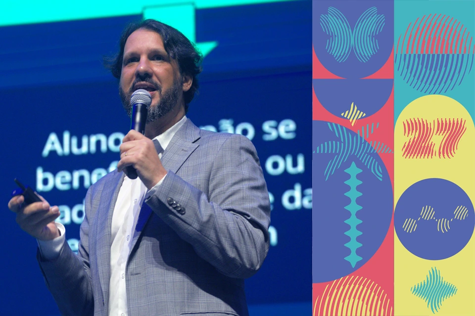Palestrante apresentando conteúdo no congresso, com arte gráfica Luna ao lado.